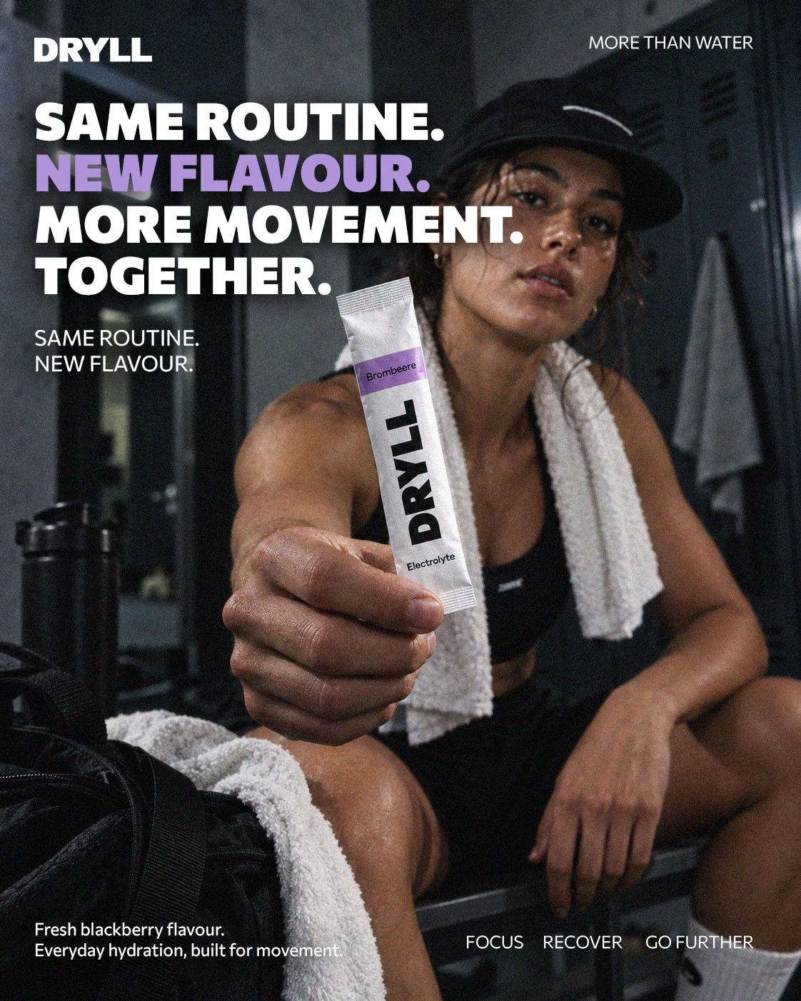 Athlete holding a DRYLL Brombeere electrolyte stick toward the viewer